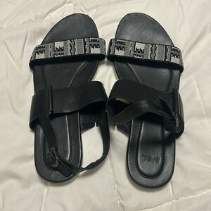 Teva size 8 black and white sandal